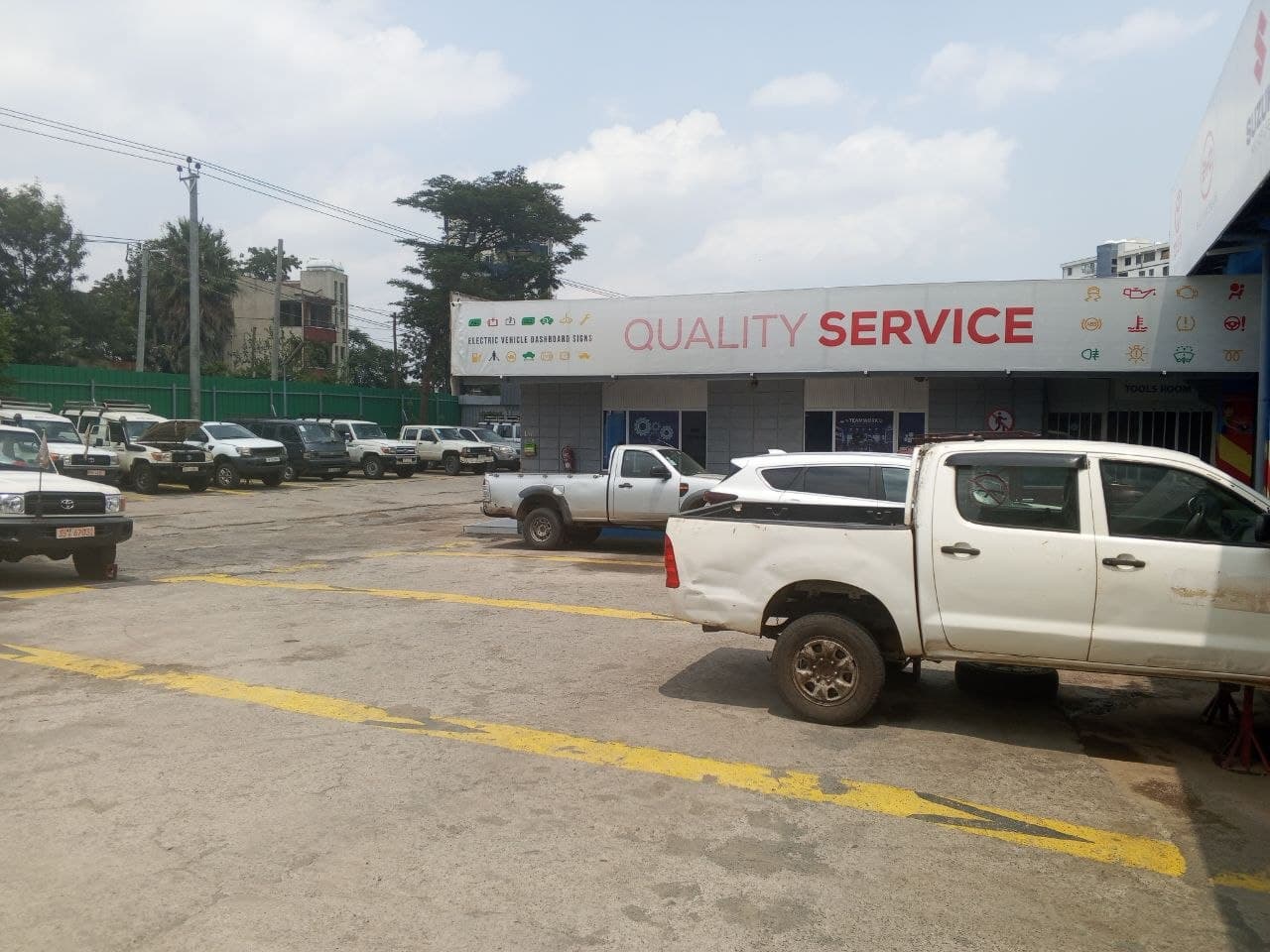 Outdoor quality service area with tools room and fleet vehicles